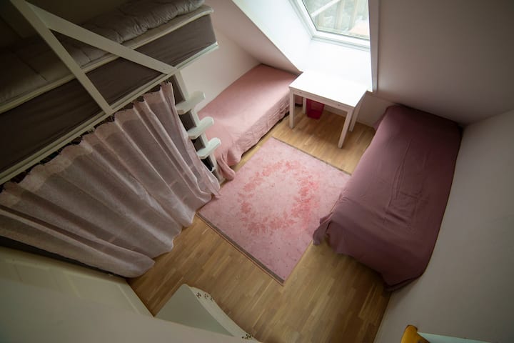 Sovrummen med fyra sängar har två sängar i plan som kan omorganisera i dubbelrum. Det finns också en våningssäng och en vindsäng.