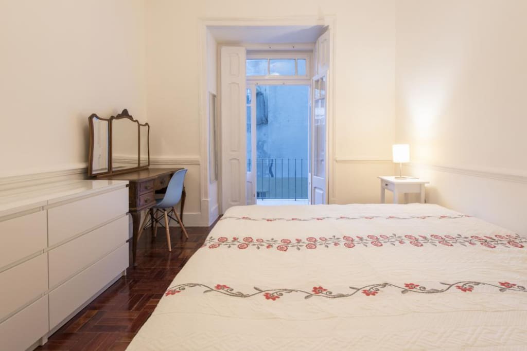 Room, view 2 (kingsize bed option)