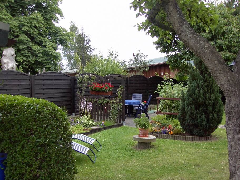 Garten mit separatem Sitzbereich für unsere Gäste