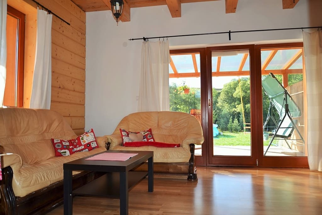 chata HolidayRaj, spoločenská miestnosť, krb, terasa