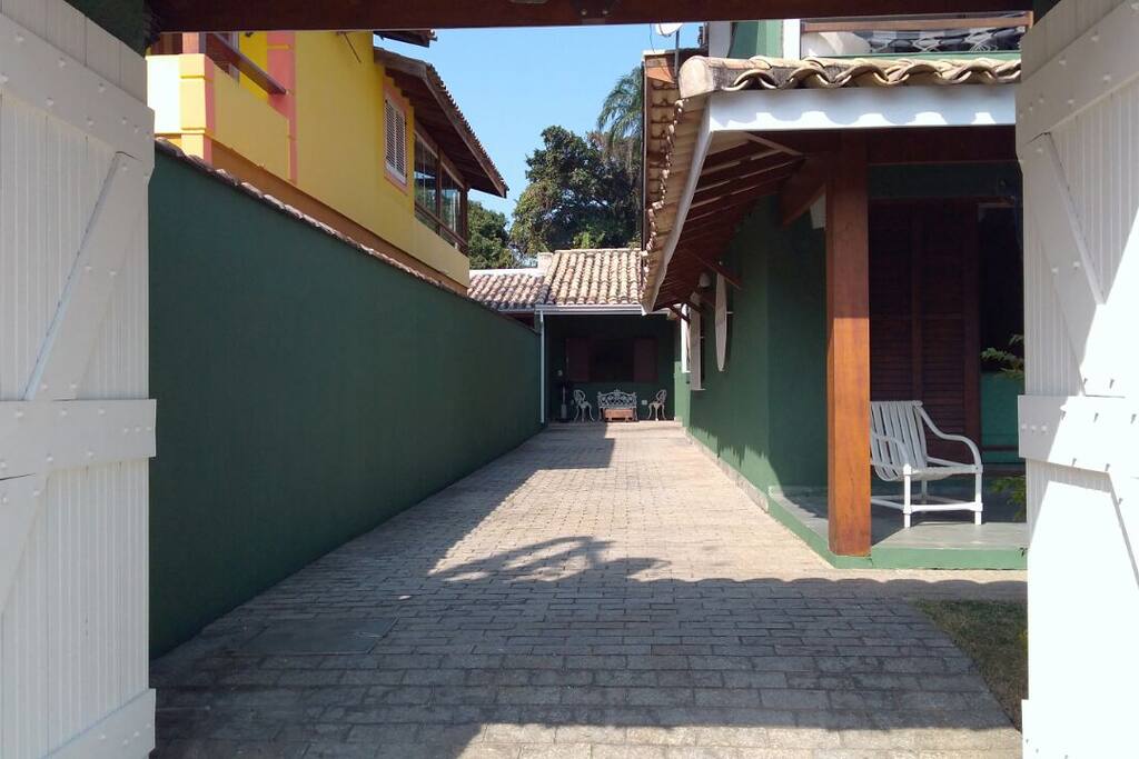 Estacionamento para 03 veículos grandes