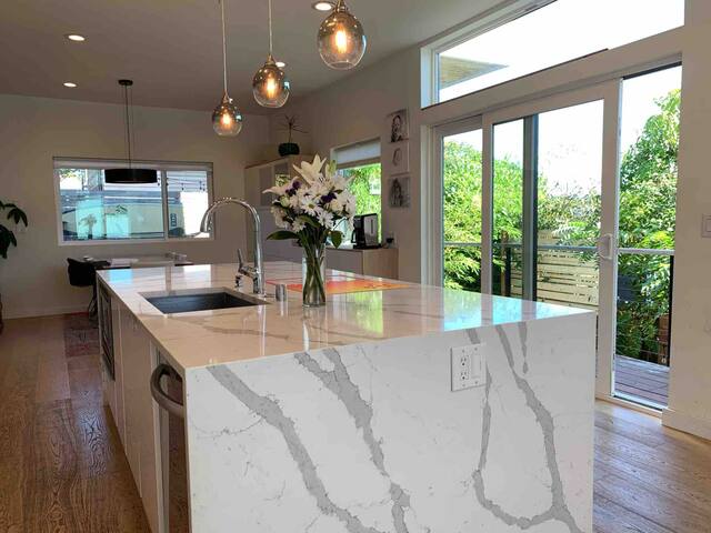 Modern Sun-filled 3 Bedroom Home in Greenlake gallery image 2