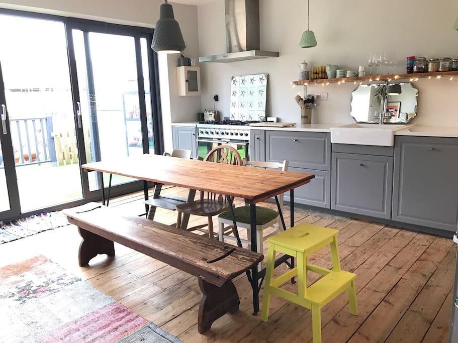 A bright open plan kitchen/dinning room.