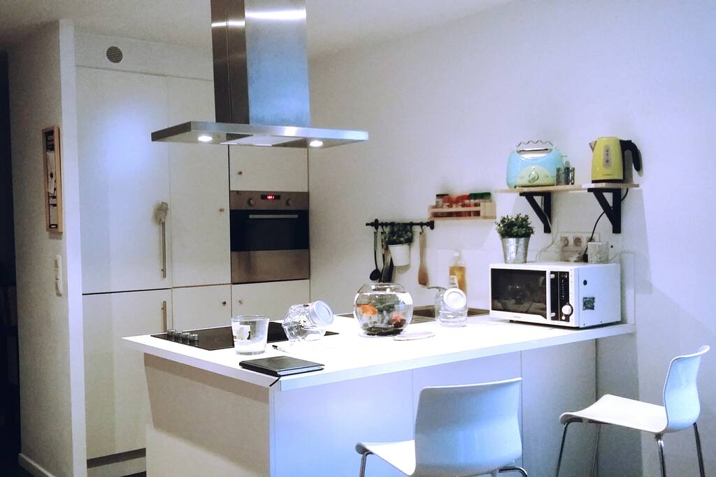 la cuisine avec son ilot central et ces 2 chaises de bar