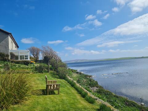 Lochside bungalow, spectacular views and wildlife