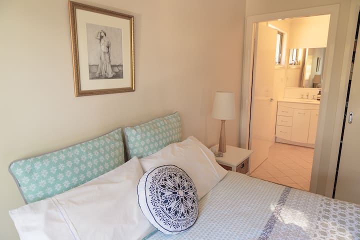 chambre principale avec salle de bain attenante