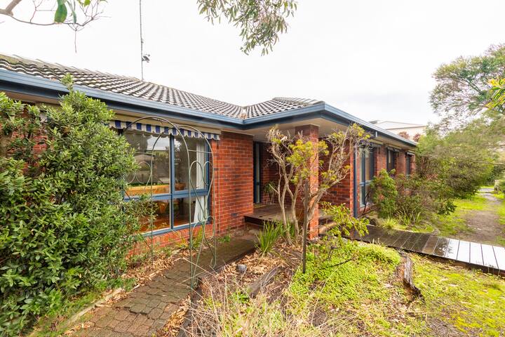 80’s Renovated Gem 400m to Beach gallery image 4