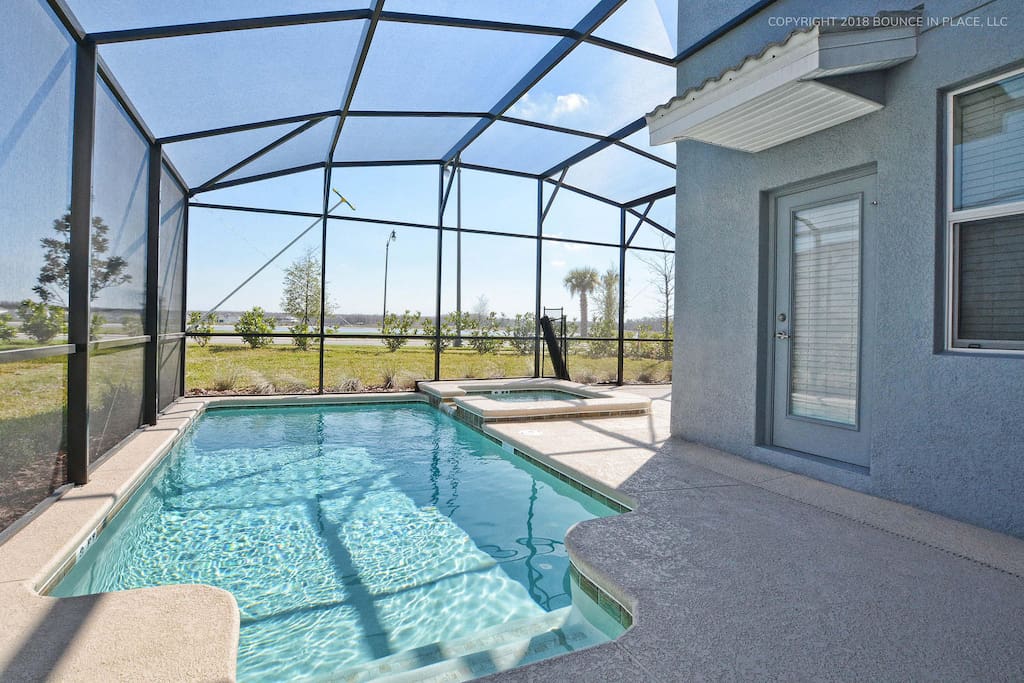 BBQ-ready, with a beautiful jacuzzi and heated water. Great for relaxing at the end of the day!