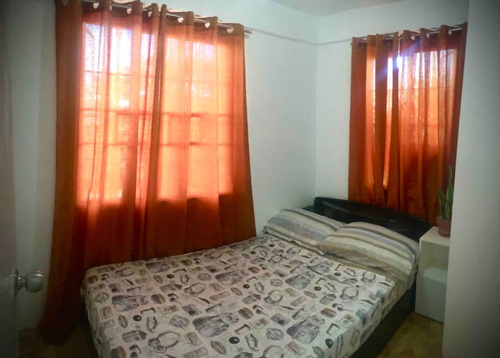 Dormitorio principal con cama de tamaño completo(doble), aire acondicionado. 