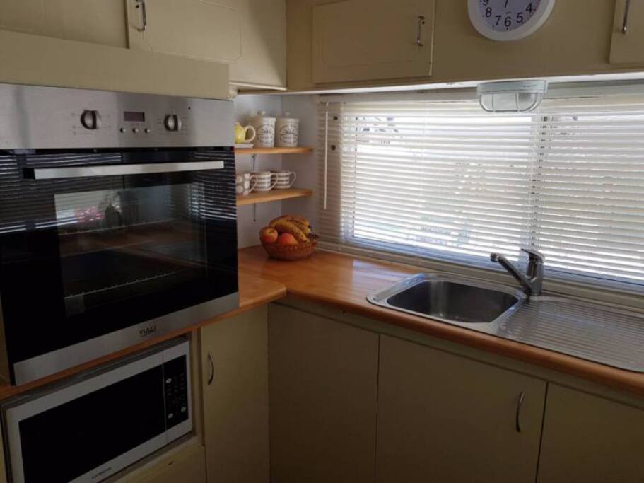 Full kitchen