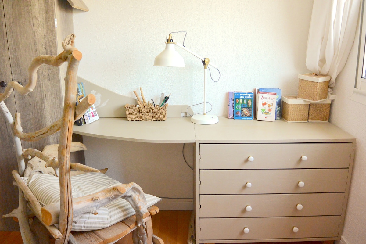 Dawati la chumba cha kulala cha wageni