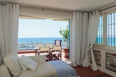 Top Airbnb: Sunny beach house with sea views en Sitges
