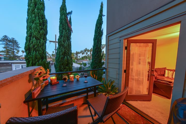 Beautiful condo across from beach & bay!