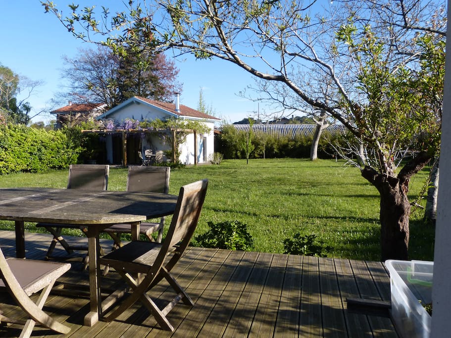 terrasse, jardin et studio vus de la cuisine