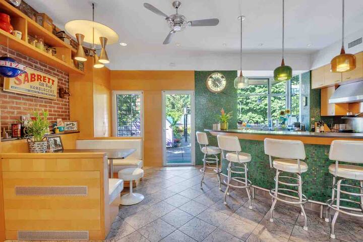 Spectacular East Village Townhouse with garden gallery image 5