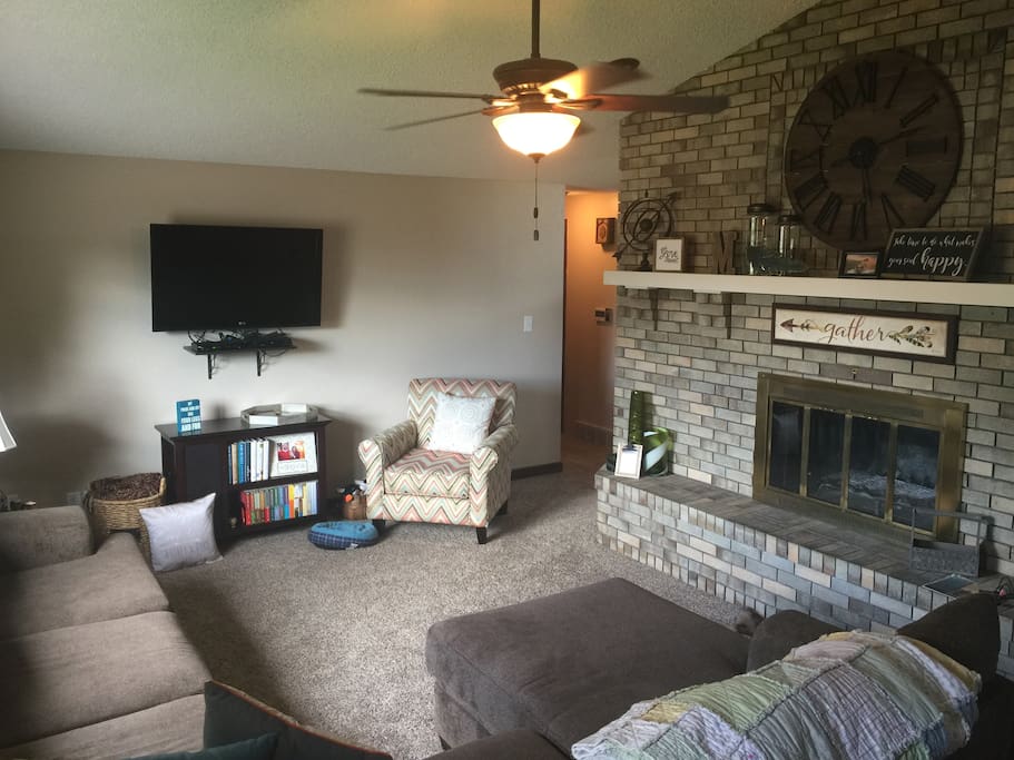 Living room comfortably seats 6