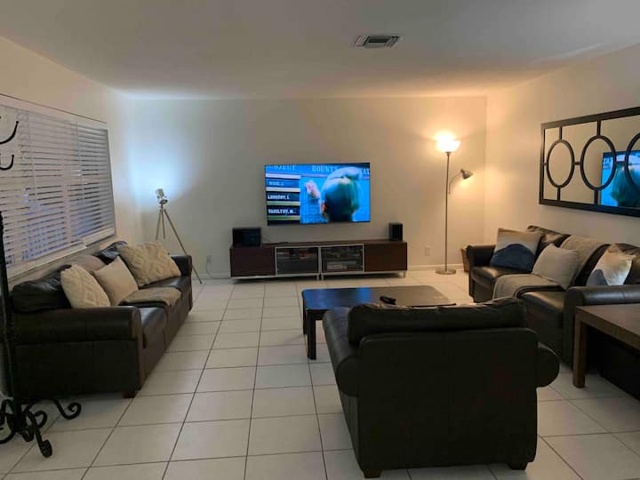 Lovely 2 Bedroom Condo By The Beach With A Pool - Pompano Beach, FL