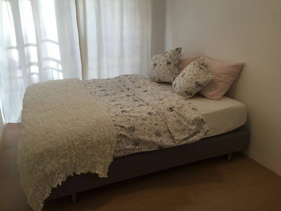 Spacious and quiet room with 160 cm Queen-size bed.