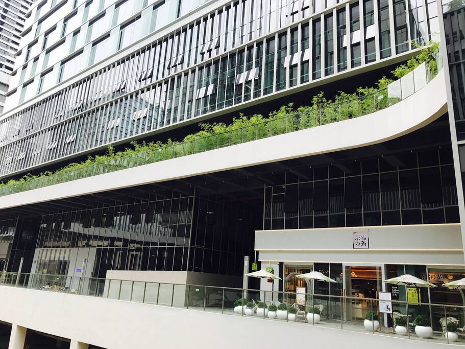 The quiet neighborhood but bustling like the downtown 安靜的小區透露著商業的繁華