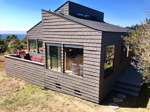 Heart’s Reach: Cozy Cabin + Ocean Views