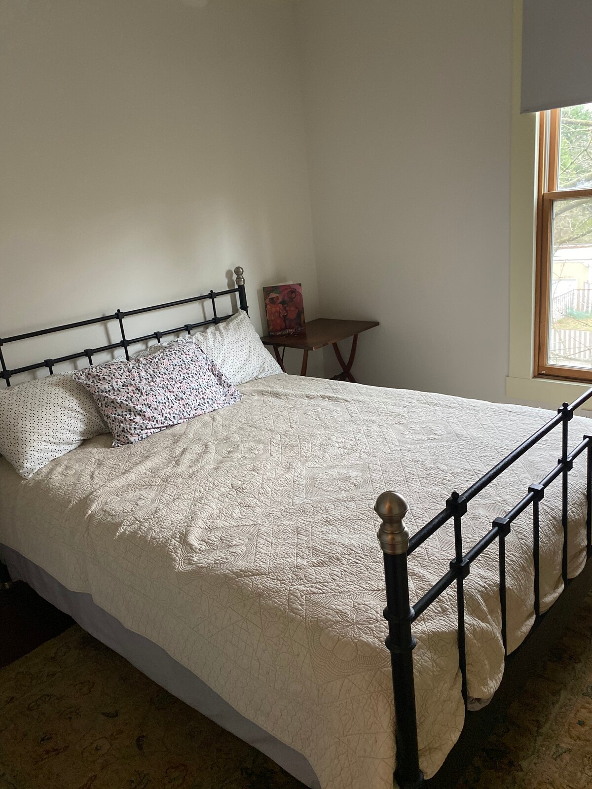 Საძინებლის მოსაპირკეთებელი ეზო 
Დიდი კარადა და არმუარი 