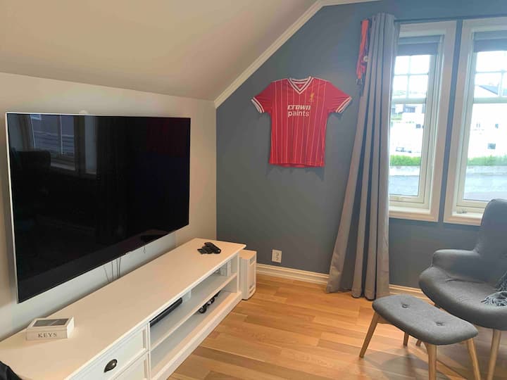 La habitación 5 tiene su propia TV con Alex.
