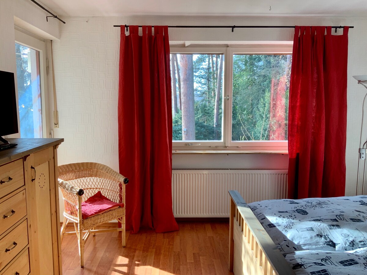 Dhoma e gjumit 1: dhomë gjumi dopio me krevat dopio të madh 180x200. Hyrje në ballkon dhe pamje të mrekullueshme të fshatit. Televizor inteligjent me televizion satelitor.
