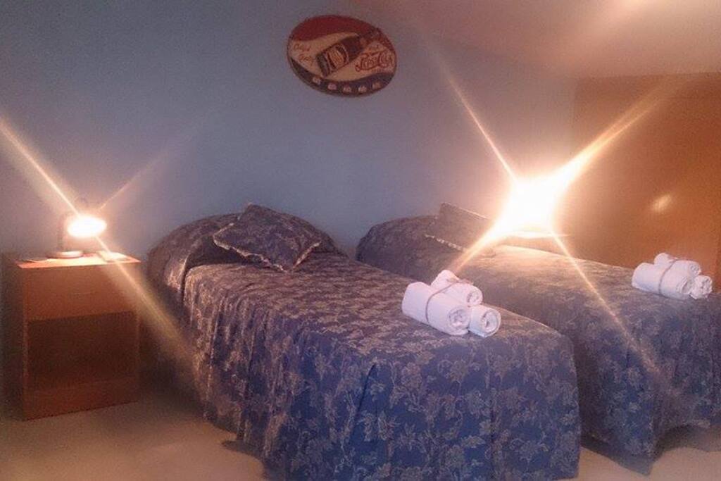 Camera blu con tre posti letto.