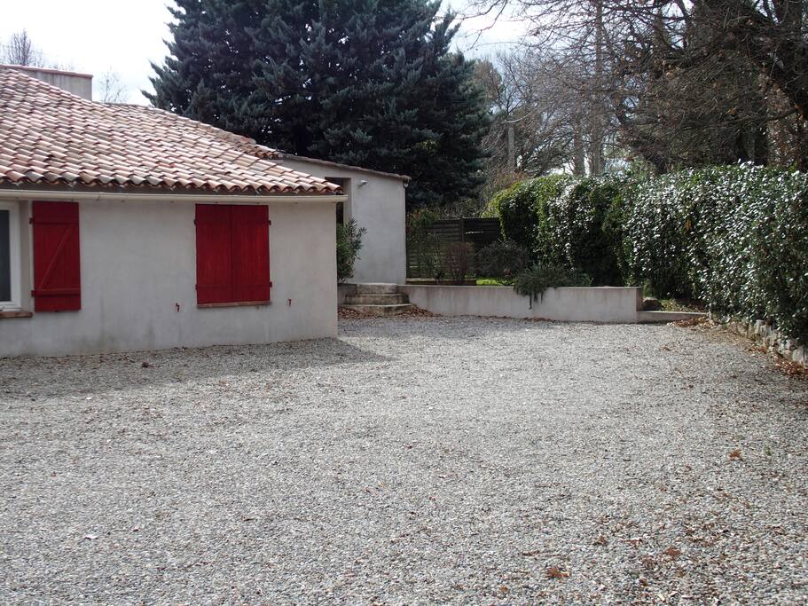 La maison est adjacente à celle des propriétaires. On y accède via un portail qui donne sur une large cour intérieure, avec possibilité pour une voiture de se garer juste devant