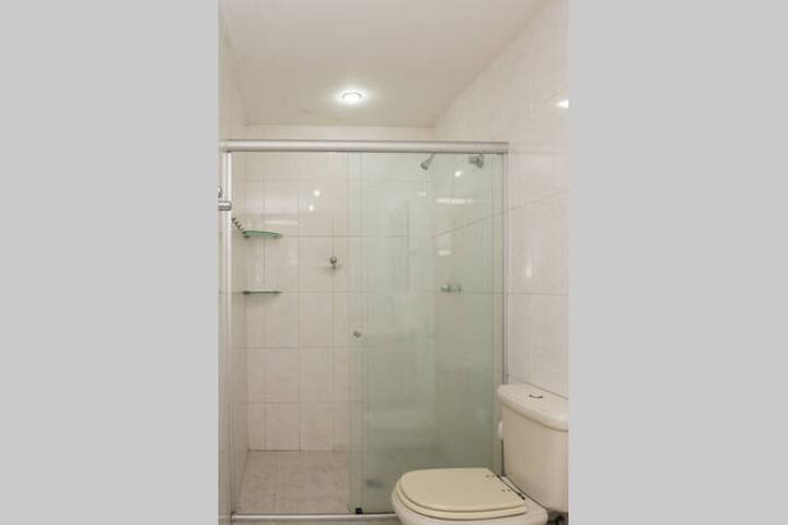 5 bedrooms / 3 Masters – Luxury at Copacabana ! gallery image 3