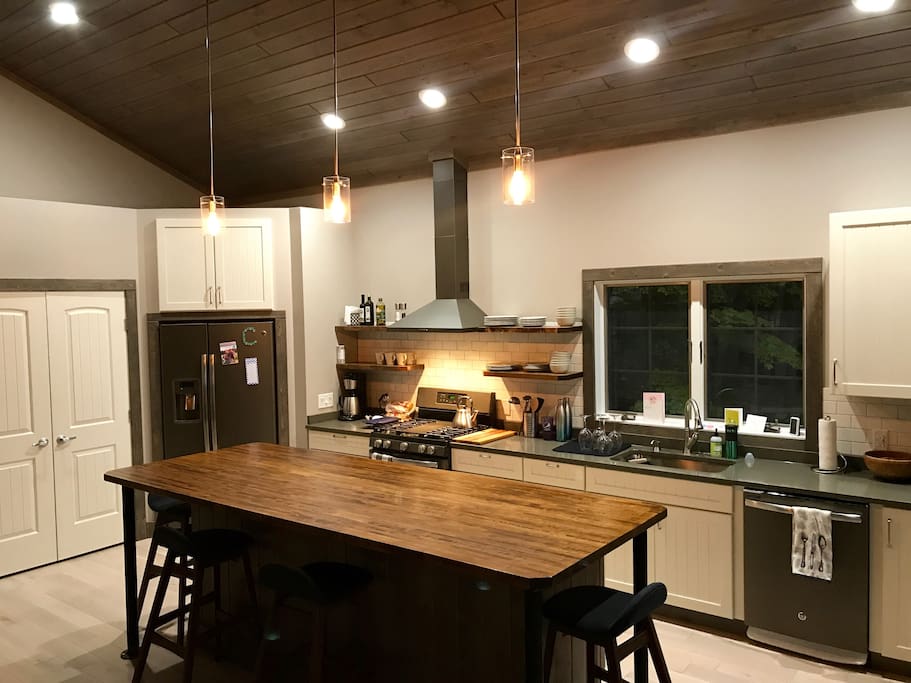 Brand new eat-in kitchen