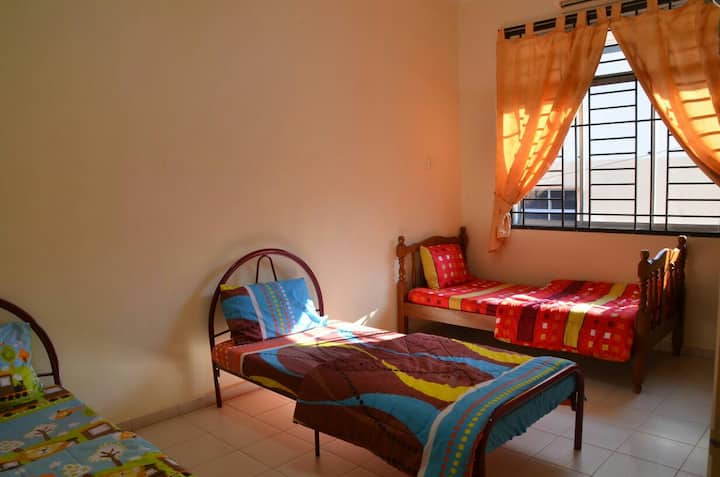 Habitación en la segunda cama
- Tres camas individuales con aire acondicionado.  