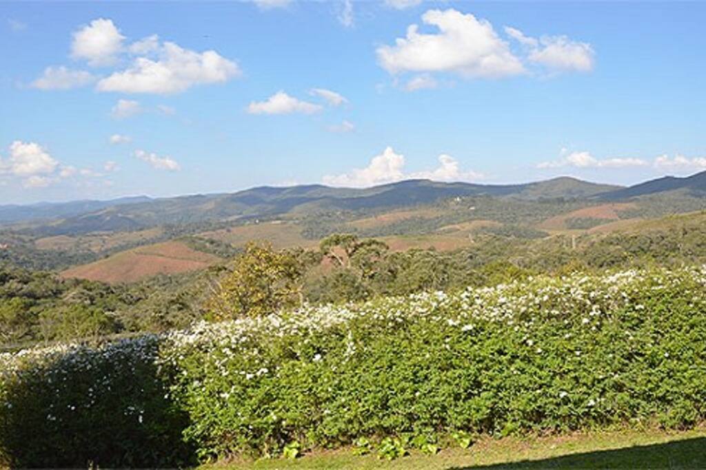 vista das montanhas na frente da casa