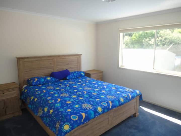 groot kingsize bed met eigen badkamer met grote zonnige ramen - ruim en rustgevend voor je ontspanning