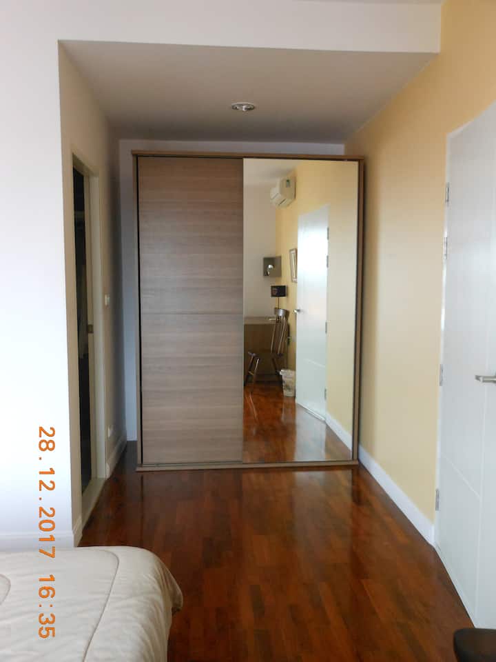 Armaturë e madhe me pasqyrë me gjatësi të plotë.