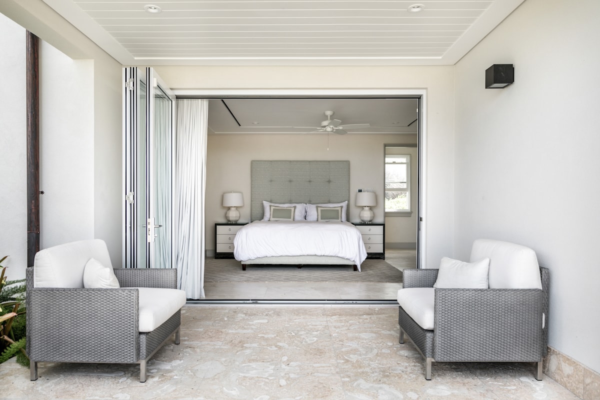 Belle chambre 3 avec vue sur la piscine et le parcours de golf, balcon privé, lit super king size britannique, climatisation, ventilateur de plafond et salle de bain attenante.