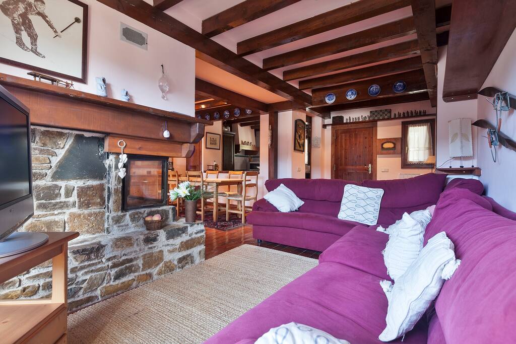 Salón con chimenea. Apartamento en Baqueira.
