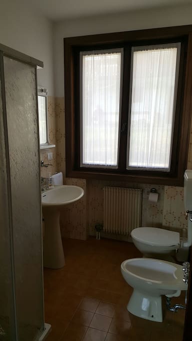 bagno con box doccia,wc lavandino e bidet