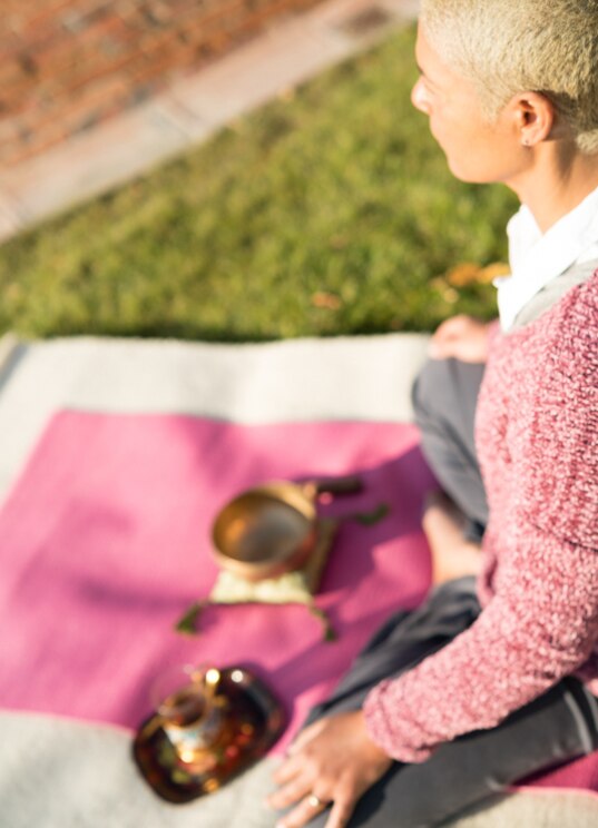 Show full-screen, host-provided image