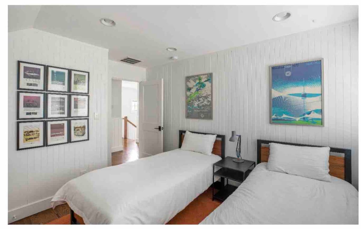 ห้องนอนชั้นบน - เตียงแฝดสองหลัง