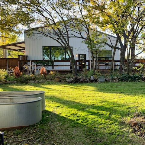 Modern Retreat Near Dining, Shops & Venues
