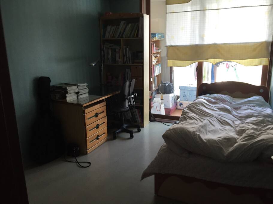 Cozy room with a bed