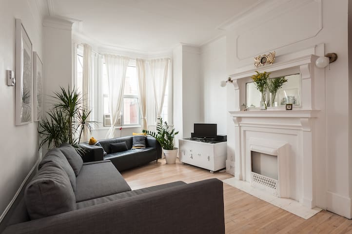 Adorable Mile-End Apartment