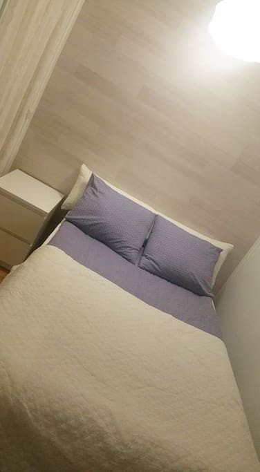 120cm parisänky jonka päädyssä tv.