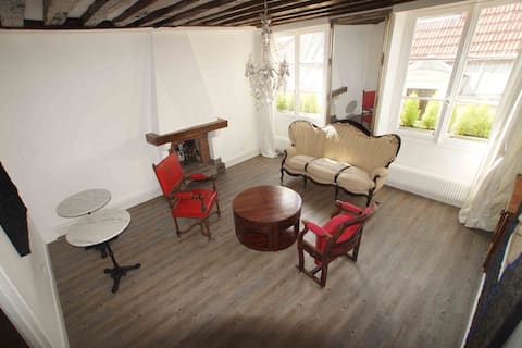 Popular Airbnb listing: Charming Apartment in the Marais in Paris 4e Arrondissement