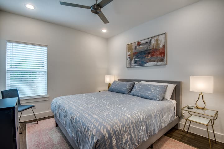 Брачен кревет (широк 180-220 см) во спална соба 1