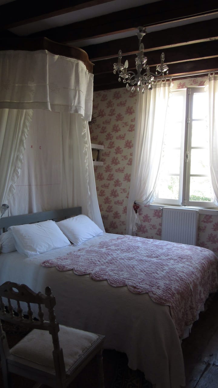 À l'étage , Version romantique!, lit en 160 !