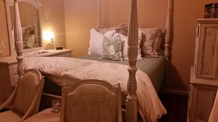 Glavna spavaća soba. Da, još jedan krevet s 4 postera.