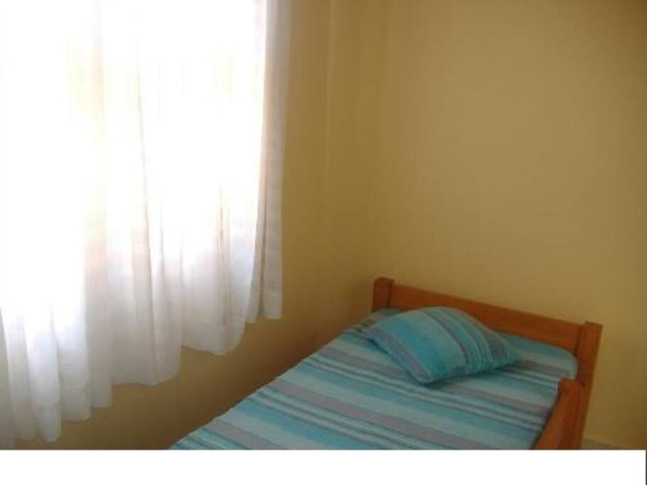 Quarto c/ duas camas solteiro