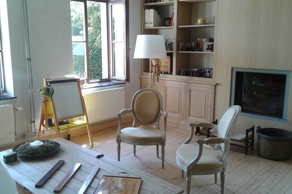 Le salon simple et cosy vous accueille en été comme en hiver avec cheminée fermée.
